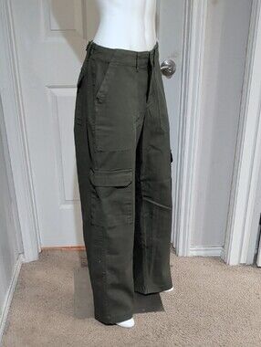 Universal Thread Olive Green Cargo Pants with Utility Pockets Women's 8